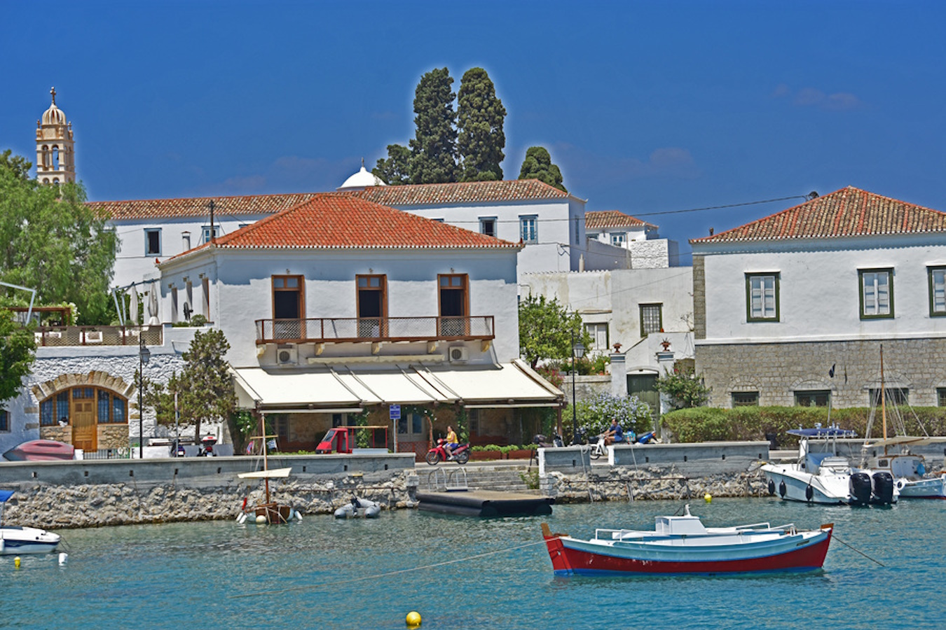 Φωτογραφία που δόθηκε σήμερα στη δημοσιότητα και εικονίζει άποψη από το νησί των Σπετσών, το Σάββατο 30 Ιουλίου 2016.  Οι Σπέτσες (καθαρεύουσα Σπέτσαι), είναι ιστορική νήσος κοντά στην Αργολική χερσόνησο, δεξιά της εισόδου του Αργολικού κόλπου, σε απόσταση 1,5 μιλίου από την Ερμιονίδα και 50 μιλίων από τον Πειραιά. Παρασκευή 5 Αυγούστου 2016. ΑΠΕ-ΜΠΕ