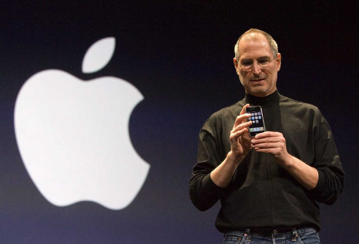 Ο Στιβ Τζομπς της Apple παρουσιάζει το πρώτο iPhone πριν 17 χρόνια