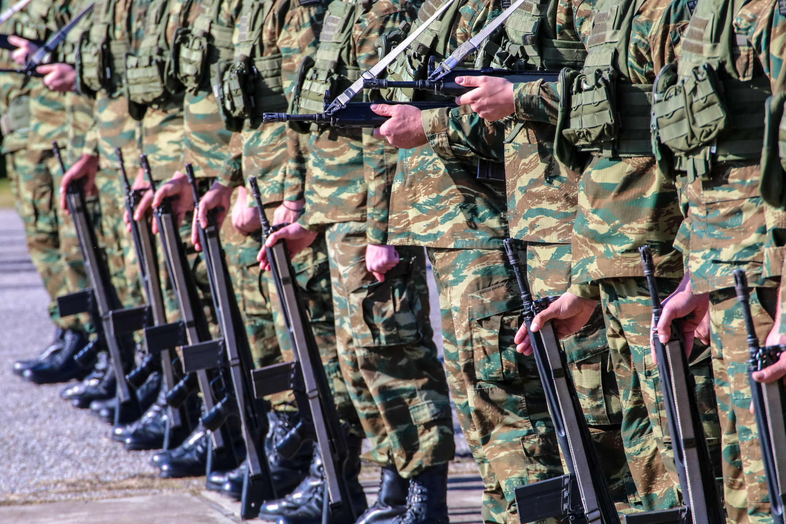 Ο Υπουργός Εθνικής Άμυνας, Νίκος Δένδιας, συνοδευόμενος από τον Υφυπουργό Εθνικής Άμυνας, Ιωάννη Κεφαλογιάννη, παρέστη σήμερα, Δευτέρα 22 Ιανουαρίου 2024, στην τελετή παράδοσης - παραλαβής καθηκόντων  Διοικητή 1ης Στρατιάς

Στην τελετή παρευρέθηκαν επίσης:

- Οι Βουλευτές Χρήστος Καπετάνος,  Χρήστος Κέλλας, Μάξιμος Χαρακόπουλος,   Ευαγγελία Λιακούλη.

- Ο Περιφερειάρχης Θεσσαλίας Δημήτριος Κουρέτας.

- Ο  Δήμαρχος Λαρισαίων Αθανάσιος Μαμάκος.

- Ο Σεβασμιώτατος Μητροπολίτης Λαρίσης και Τυρνάβου κ.κ. Ιερώνυμος.

Από πλευράς στρατιωτικής ηγεσίας παρευρέθησαν, ο Αρχηγός ΓΕΕΘΑ Στρατηγός Δημήτριος Χούπης, ο Αρχηγός ΓΕΣ Αντιστράτηγος Γεώργιος Κωστίδης, ο Αρχηγός ΓΕΝ Αντιναύαρχος Δημήτριος - Ελευθέριος Κατάρας ΠΝ και ο Αρχηγός ΓΕΑ Αντιπτέραρχος (Ι) Δημοσθένης Γρηγοριάδης.

Τέλος στην τελετή παρέστησαν Επίτιμοι Αρχηγοί, Ανώτατοι και Ανώτεροι Αξιωματικοί των Ενόπλων Δυνάμεων και των Σωμάτων Ασφαλείας, καθώς και αντιπροσωπείες στελεχών από τους τρεις Κλάδους των Ενόπλων Δυνάμεων και τις Ενώσεις Αποστράτων και Εφέδρων.

Παρέστησαν επίσης ο επικεφαλής της μείζονος μειοψηφίας στο Περιφερειακό Συμβούλιο Θεσσαλίας κ. Κώστας Αγοραστός, άλλα στελέχη της περιφερειακής και τοπικής αυτοδιοίκησης, εκπρόσωποι αρχών κ.ά.  , Δευτέρα 22 Ιανουαρίου 2024    (ΛΕΩΝΙΔΑΣ ΤΖΕΚΑΣ