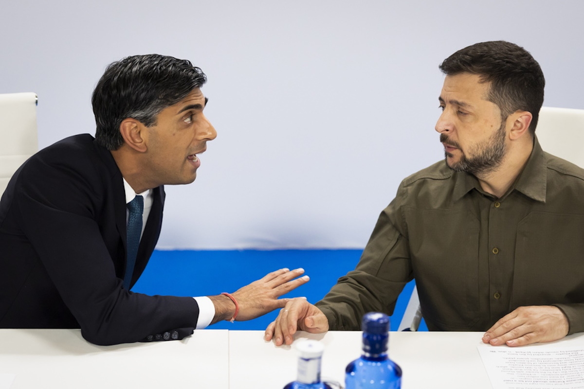 epa10901951 British Prime Minister Rishi Sunak talks to Ukrainian President Volodymyr Zelensky prior to the opening ceremony of the third meeting of the European Political Community (EPC) Summit at the Congress Hall in Granada, Spain, 05 October 2023.  EPA