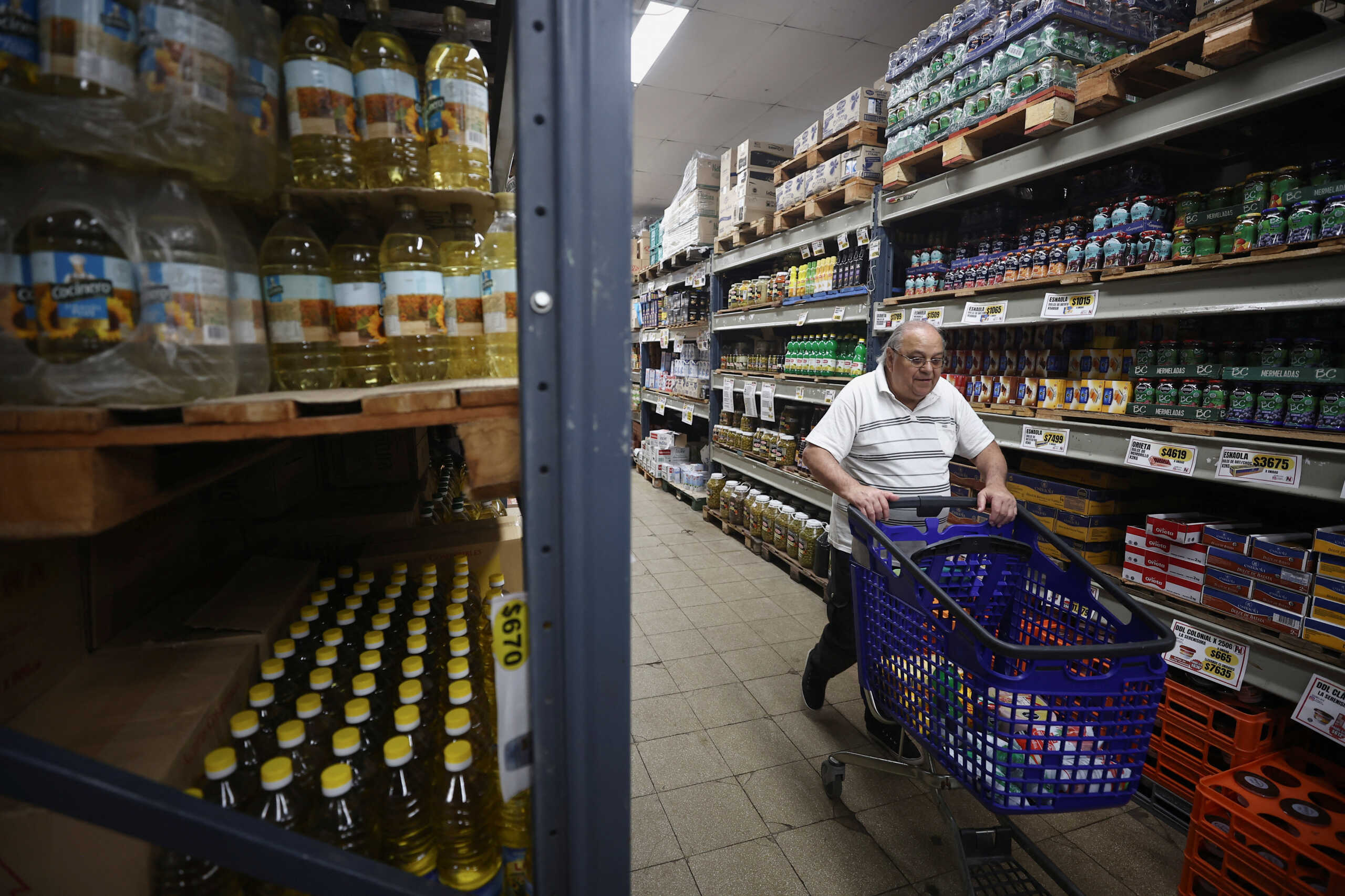 A man shops in a supermarket, as Argentina is battling with an annual inflation heading towards 200%, in Buenos Aires, Argentina December 13, 2023. REUTERS