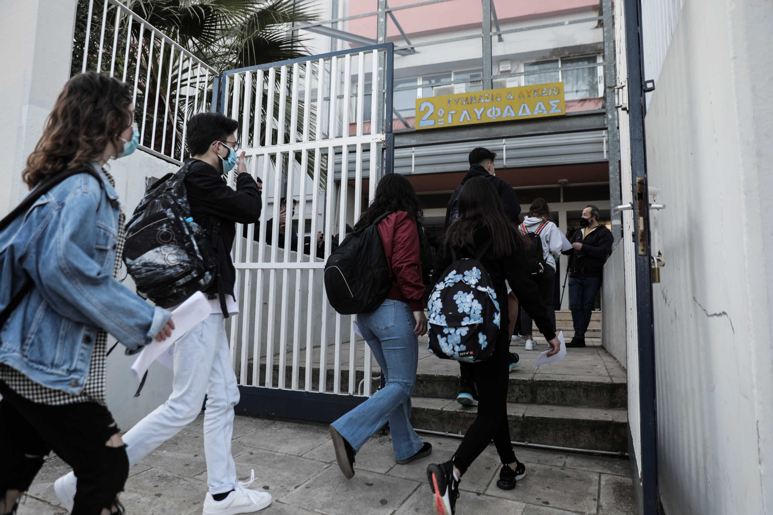Στιγμιότυπο από το 2ο Λύκειο Γλυφάδας, την Δευτέρα 12 Απριλίου 2021. Στις τάξεις τους επέστρεψαν και πάλι οι μαθητές
(EUROKINISSI