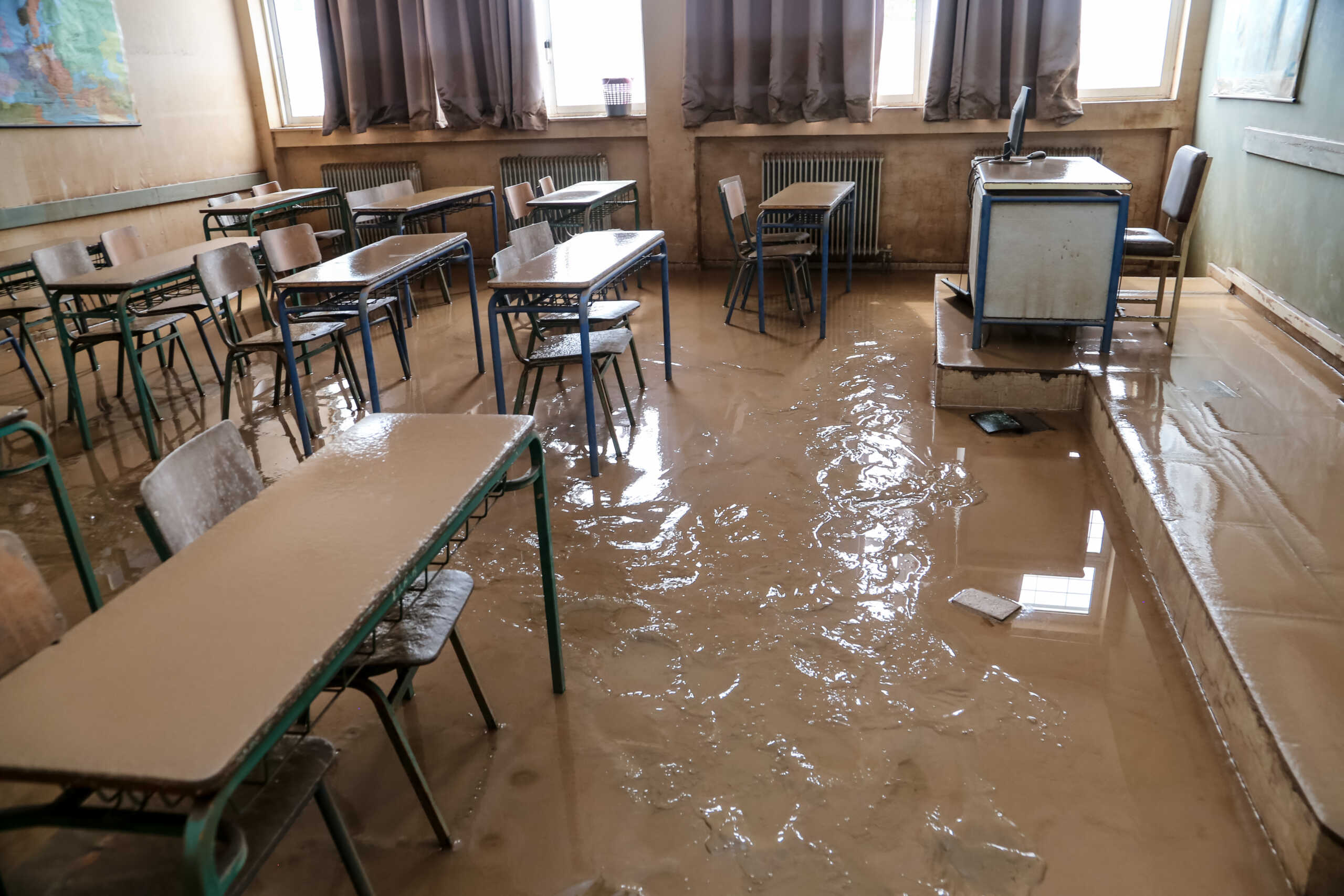 Καταστροφές στο γυμνάσιο και λύκειο στη Φαλάνη Λάρισας. Παρασκευή 22 Σεπτεμβρίου 2023  (ΛΕΩΝΙΔΑΣ ΤΖΕΚΑΣ