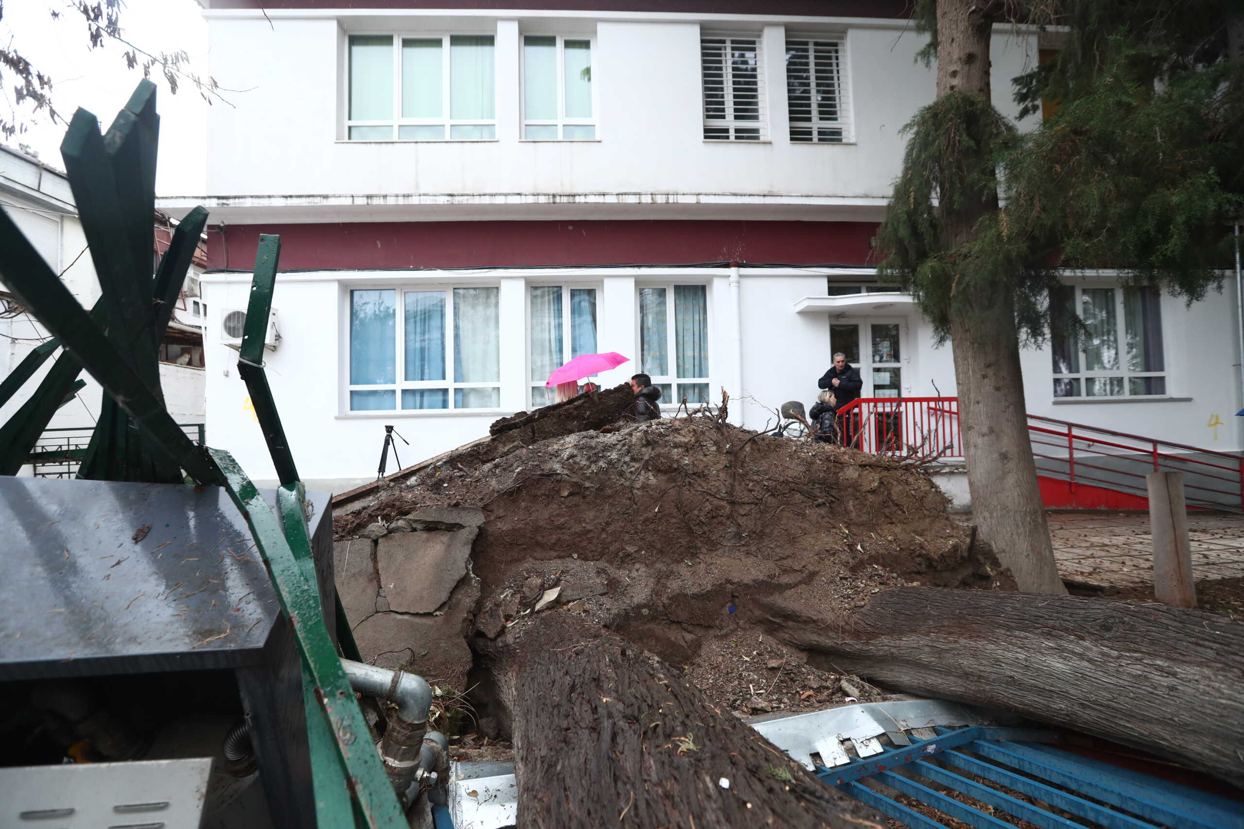 Θεσσαλονίκη: Στο δημοτικό σχολείο της Πυλαίας που έπεσαν δέντρα, το 2021 είχε πέσει και οροφή τάξης
