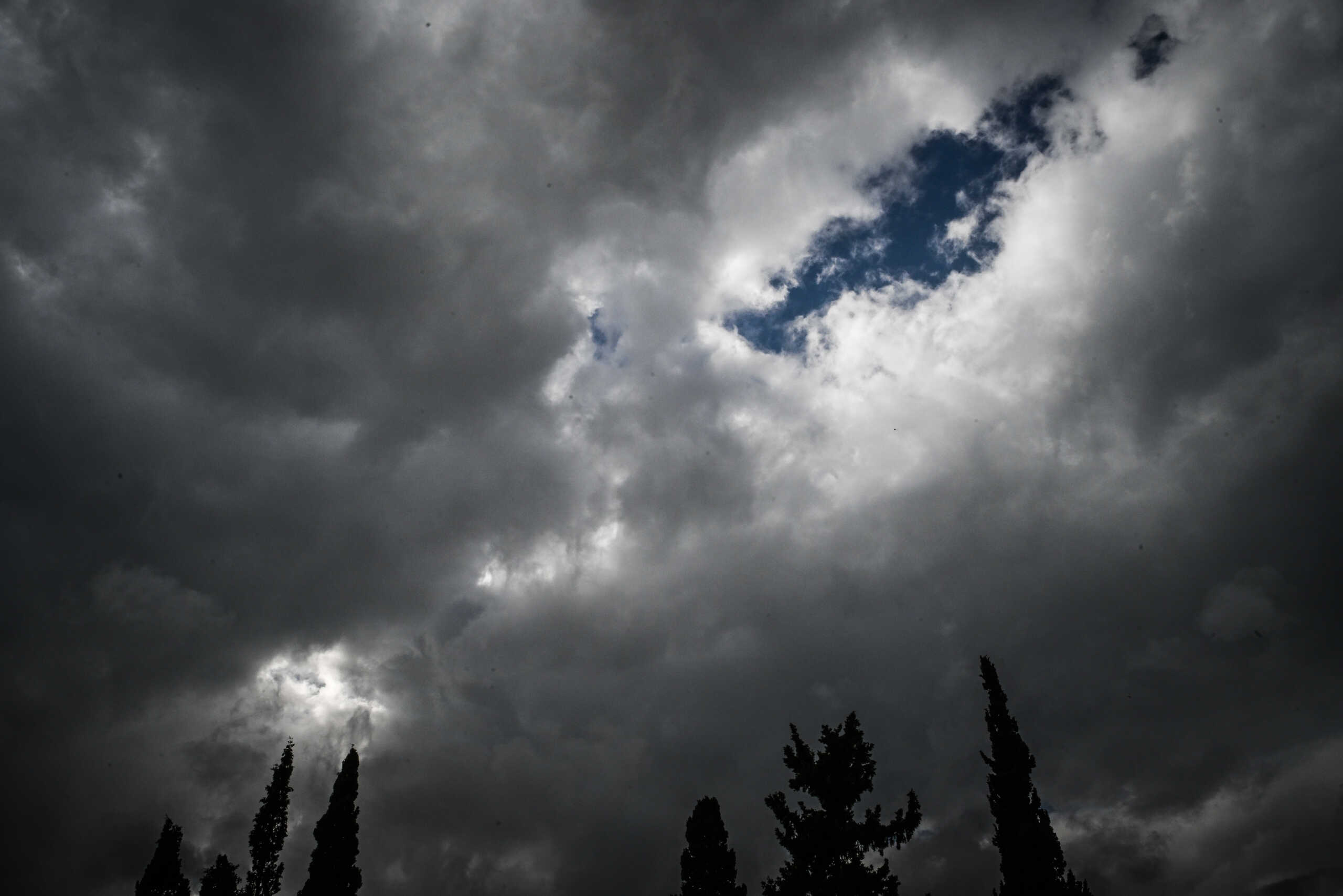 Καιρός σήμερα: Σποραδικές βροχές στη δυτική Ελλάδα – Η πρόγνωση της ΕΜΥ
