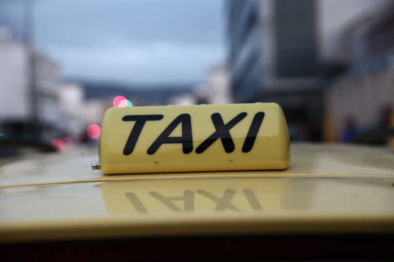 Σκηνικό τρόμου για οδηγό ταξί στον Βόλο – Αντί να τον πληρώσουν τον κυνήγησαν με λοστό