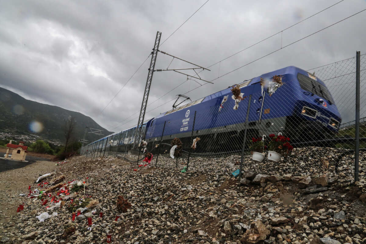 Η αμαξοστοιχία Intercity που εκτελεί το πρώτο δρομολόγιο Θεσσαλονίκη - Αθήνα στα πλαίσια της επανεκκίνησης του σιδηροδρόμου, διέρχεται από το σημείο της πολύνεκρης σύγκρουσης των αμαξοστοιχιών στα Τέμπη, Δευτέρα 3 Απριλίου 2023.
(ΛΕΩΝΙΔΑΣ ΤΖΕΚΑΣ
