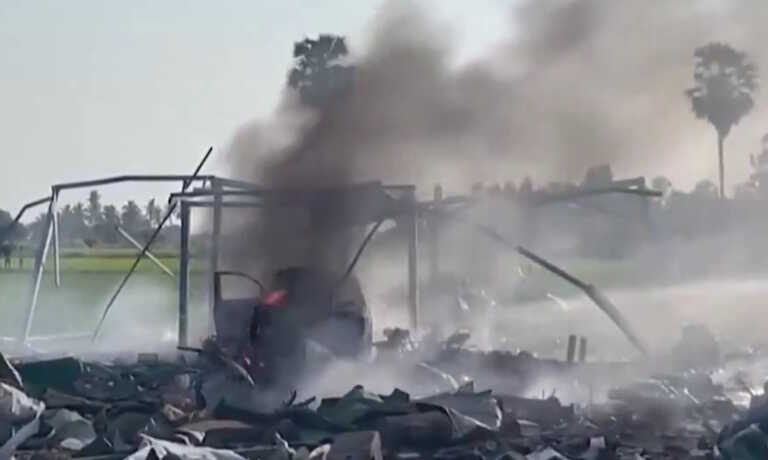 Τουλάχιστον 18 νεκροί από έκρηξη σε εργοστάσιο πυροτεχνημάτων στην Ταϊλάνδη - Βίντεο από τον τόπο της τραγωδίας