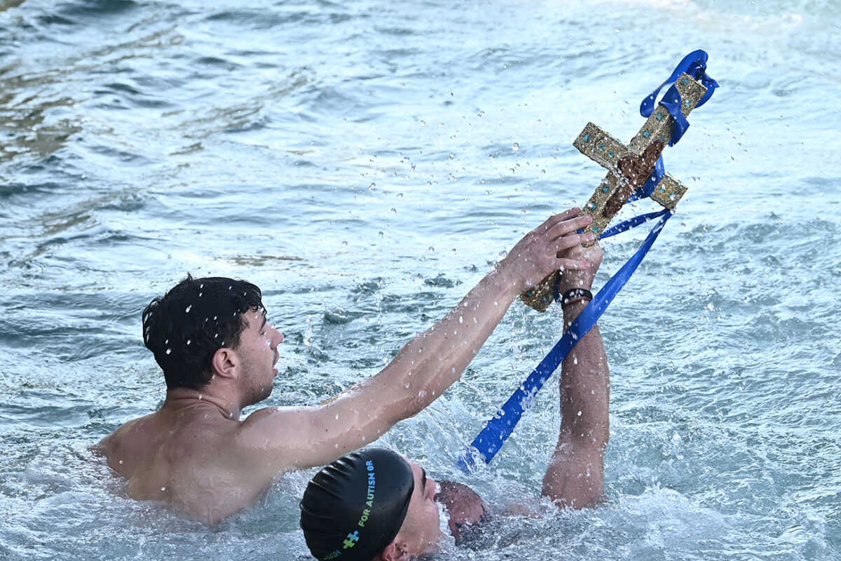Αγιασμός των υδάτων στον Πειραιά, Παρασκευή 6 Ιανουαρίου 2023. 
(ΜΙΧΑΛΗΣ ΚΑΡΑΓΙΑΝΝΗΣ