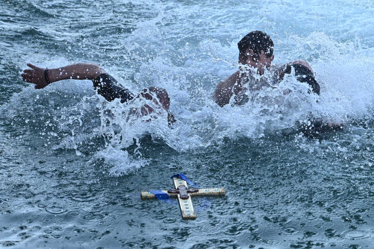 Αγιασμός των υδάτων στον Πειραιά, Παρασκευή 6 Ιανουαρίου 2023. 
(ΜΙΧΑΛΗΣ ΚΑΡΑΓΙΑΝΝΗΣ