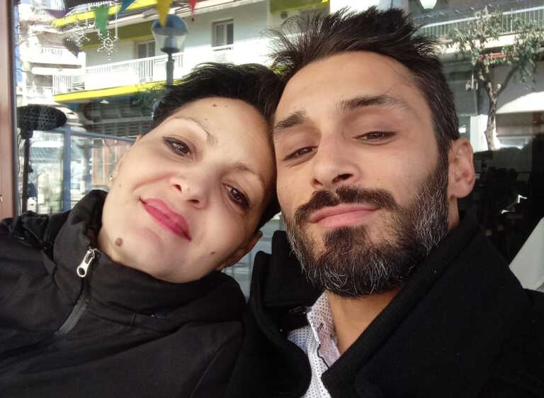 Ο σύντροφος της δολοφονημένης εγκύου στη Θεσσαλονίκη παρακολούθησε την κηδεία της από το κελί του