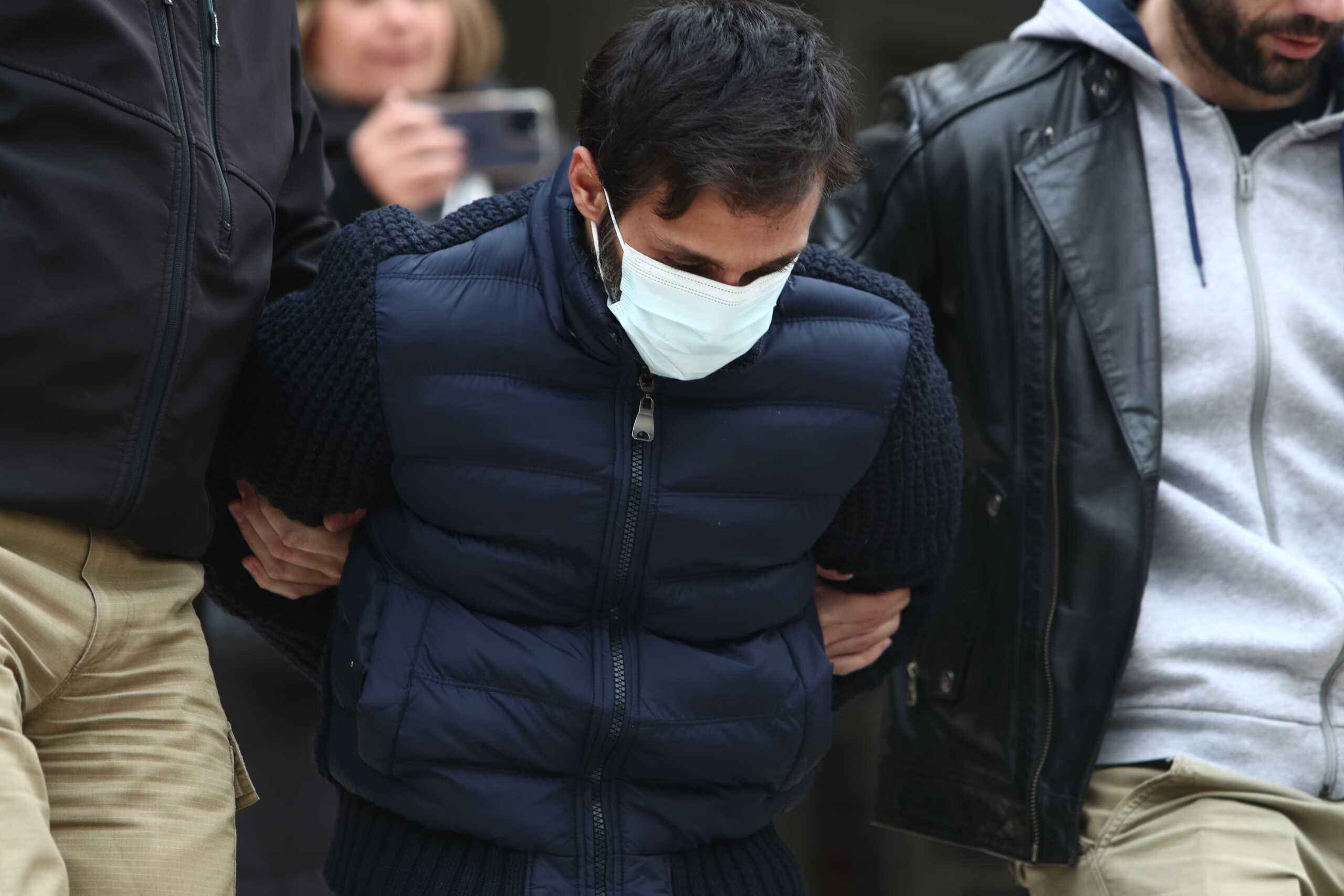 Απολογία στον εισαγγελέα των δύο κατηγορουμένων ως δραστών της γυναικοκτονίας στην Θεσσαλονίκη με θύμα την 41χρονη έγκυο, Τετάρτη 1ο Ιανουαρίου 2024. Στον 39χρονο σύντροφο του θύματος και τον 34χρονο φίλο του ασκήθηκε ποινική δίωξη για ανθρωποκτονία με δόλο σε ήρεμη ψυχική κατάσταση, διακοπή κύησης, ληστεία (όλες κατά συναυτουργία), όπως επίσης και για παράνομη οπλοφορία και οπλοχρησία. 
(ΒΑΣΙΛΗΣ ΒΕΡΒΕΡΙΔΗΣ