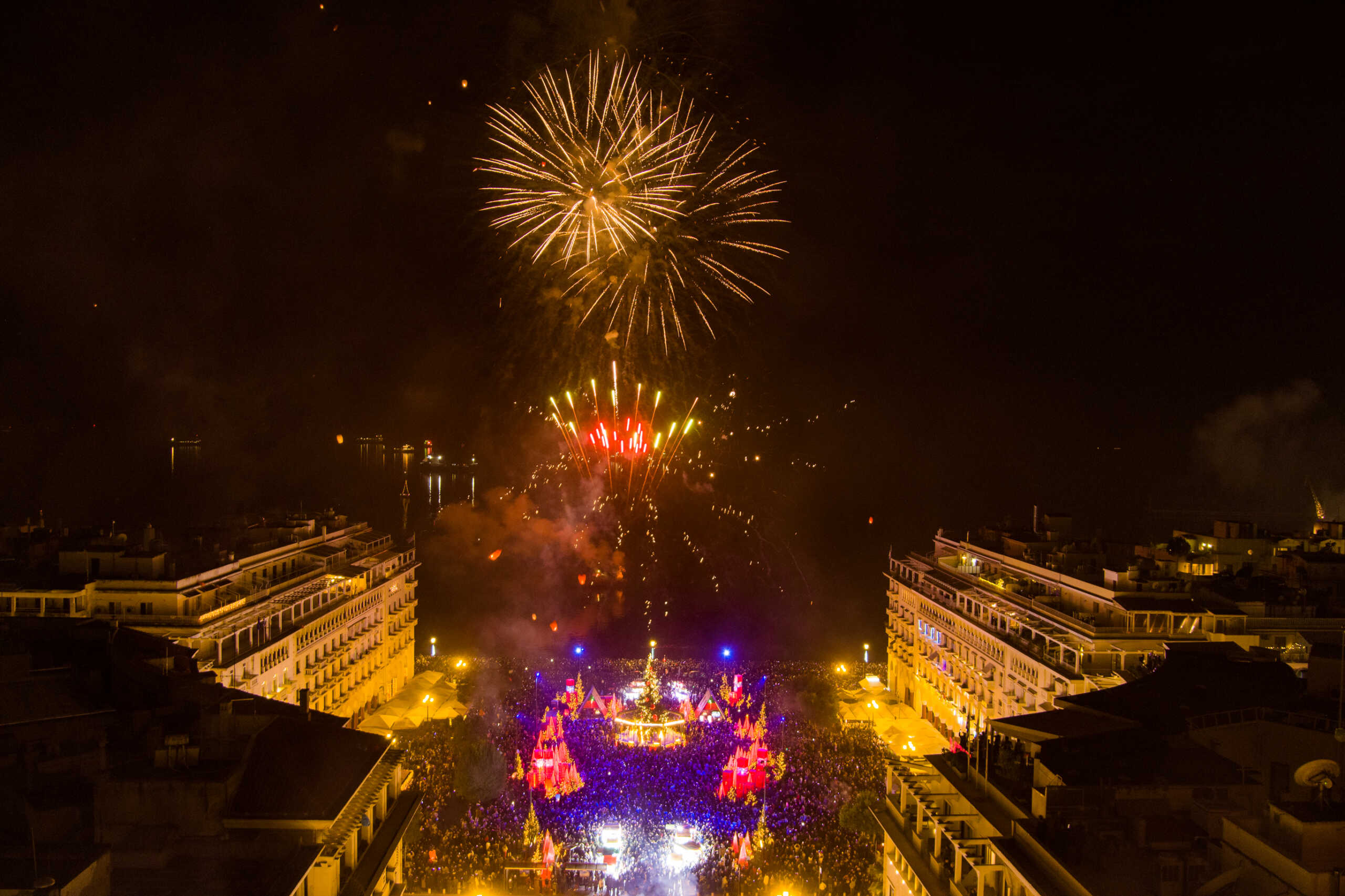 Πρωτοχρονιά 2024: Φαντασμαγορικό θέαμα στη Θεσσαλονίκη για την αλλαγή του έτους