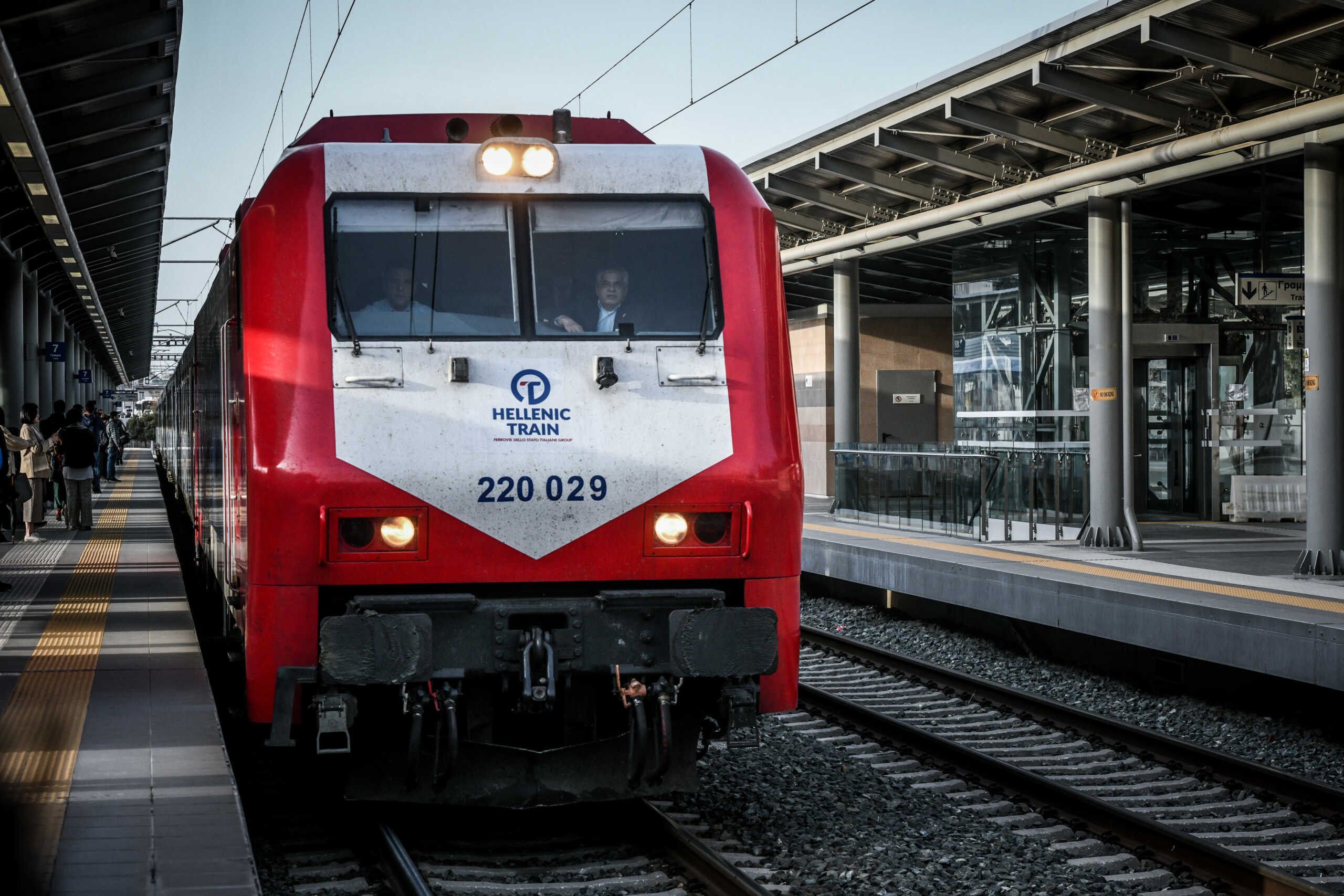 Θεσσαλονίκη: Τρένο της Hellenic Train προσέκρουσε σε δέντρο – Τραυματίστηκε ο μηχανοδηγός