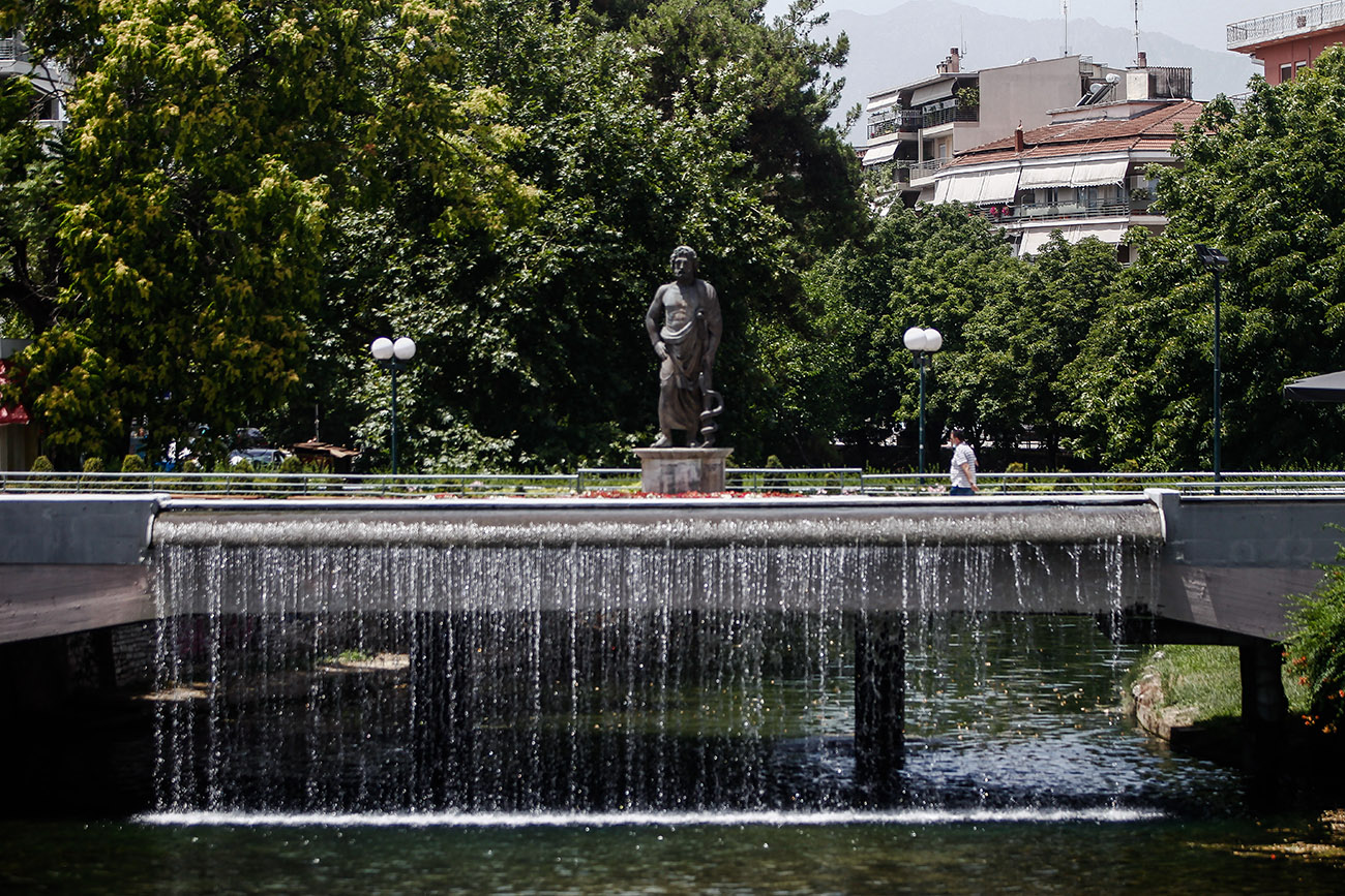 Στιγμιότυπο από τον Ληθαίο ποταμό στην πόλη των Τρικάλων, το μεσημέρι της Παρασκευής 25 Ιουνίου 2021. Οι υψηλές θερμοκρασίες παραμένουν και στο νομό Τρικάλων με το θερμόμετρο να δείχνει τους 44 βαθμούς υπό σκιά και την ατμόσφαιρα να είναι αποπνικτική. 
(EUROKINISSI