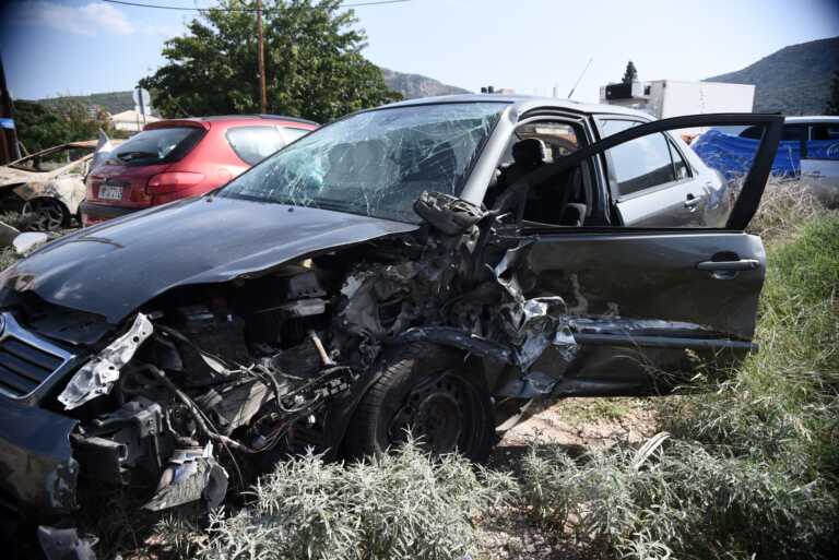 Ένας νεκρός και δύο σοβαρά τραυματίες σε τροχαίο στη Μεσσηνία - Αυτοκίνητο «καρφώθηκε» σε δέντρο
