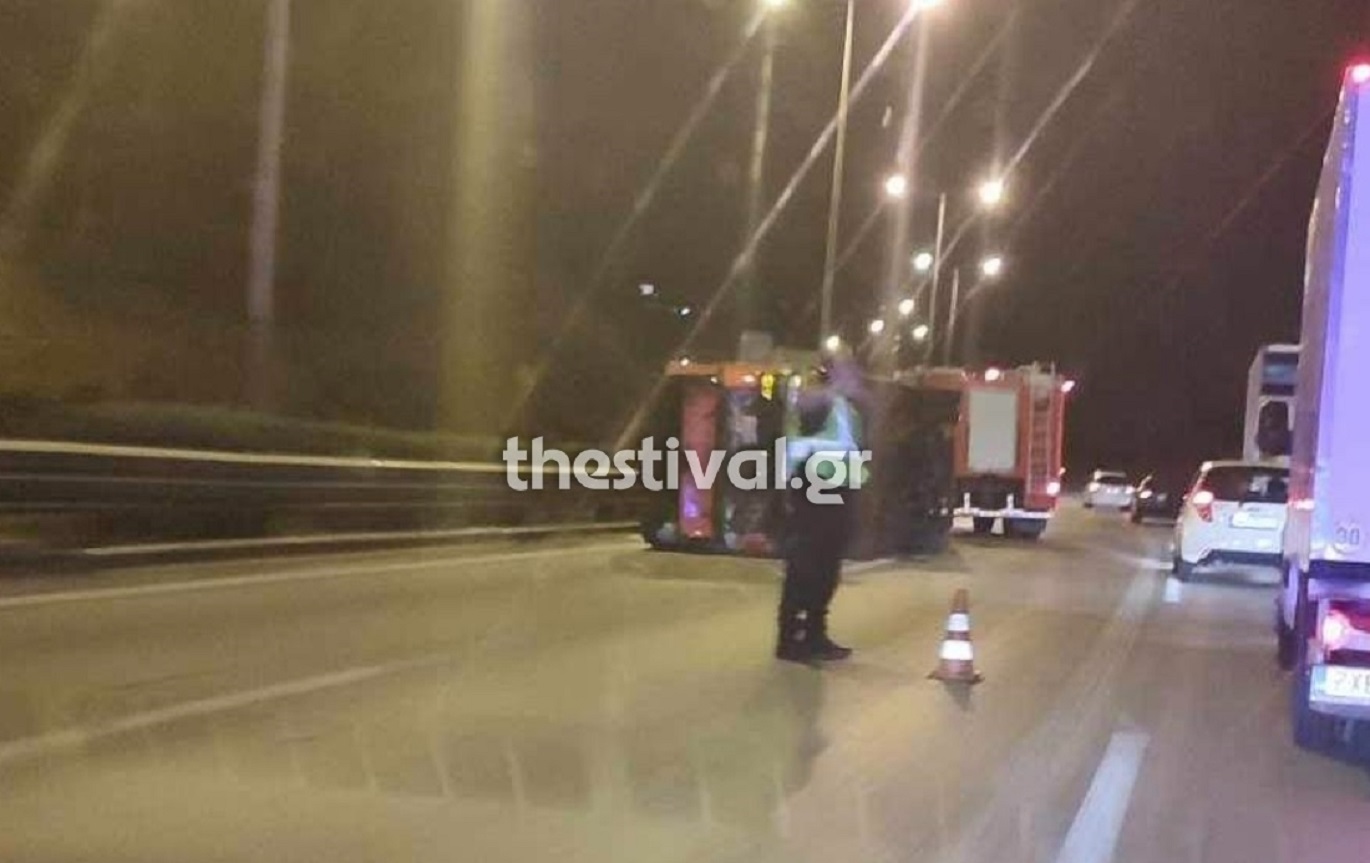 Θεσσαλονίκη: Νταλίκα συγκρούστηκε με αυτοκίνητο στη γέφυρα του Αξιού