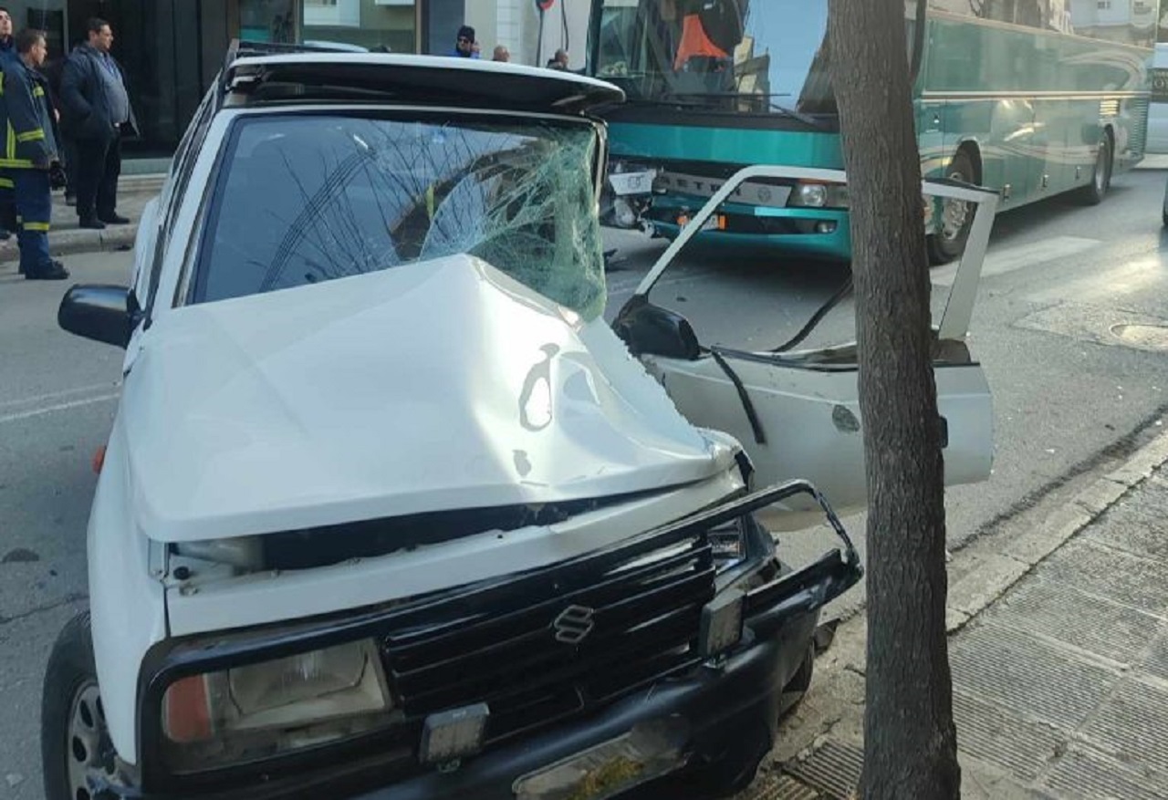 Κοζάνη: Αυτοκίνητο συγκρούστηκε με λεωφορείο των ΚΤΕΛ – Ένας τραυματίας