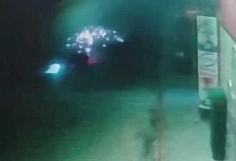 Βίντεο με μηχανή να πέφτει σε λακκούβα και να ανατρέπεται στην Σαλαμίνα - Με εγκαύματα ο οδηγός