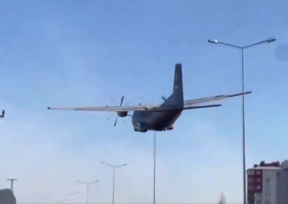 Τουρκία: Αναγκαστική προσγείωση στρατιωτικού αεροσκάφους – Συγκλονιστικά βίντεο