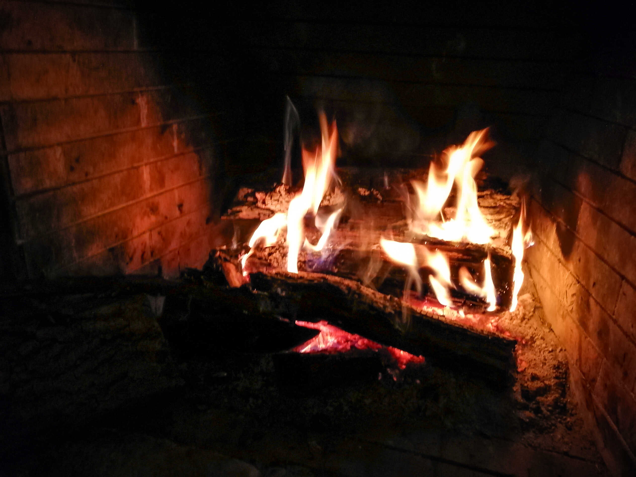 Στιγμιότυπο, αναμμένο τζάκι, Κυριακή 6 Φεβρουαρίου 2022  (ΤΑΤΙΑΝΑ ΜΠΟΛΑΡΗ