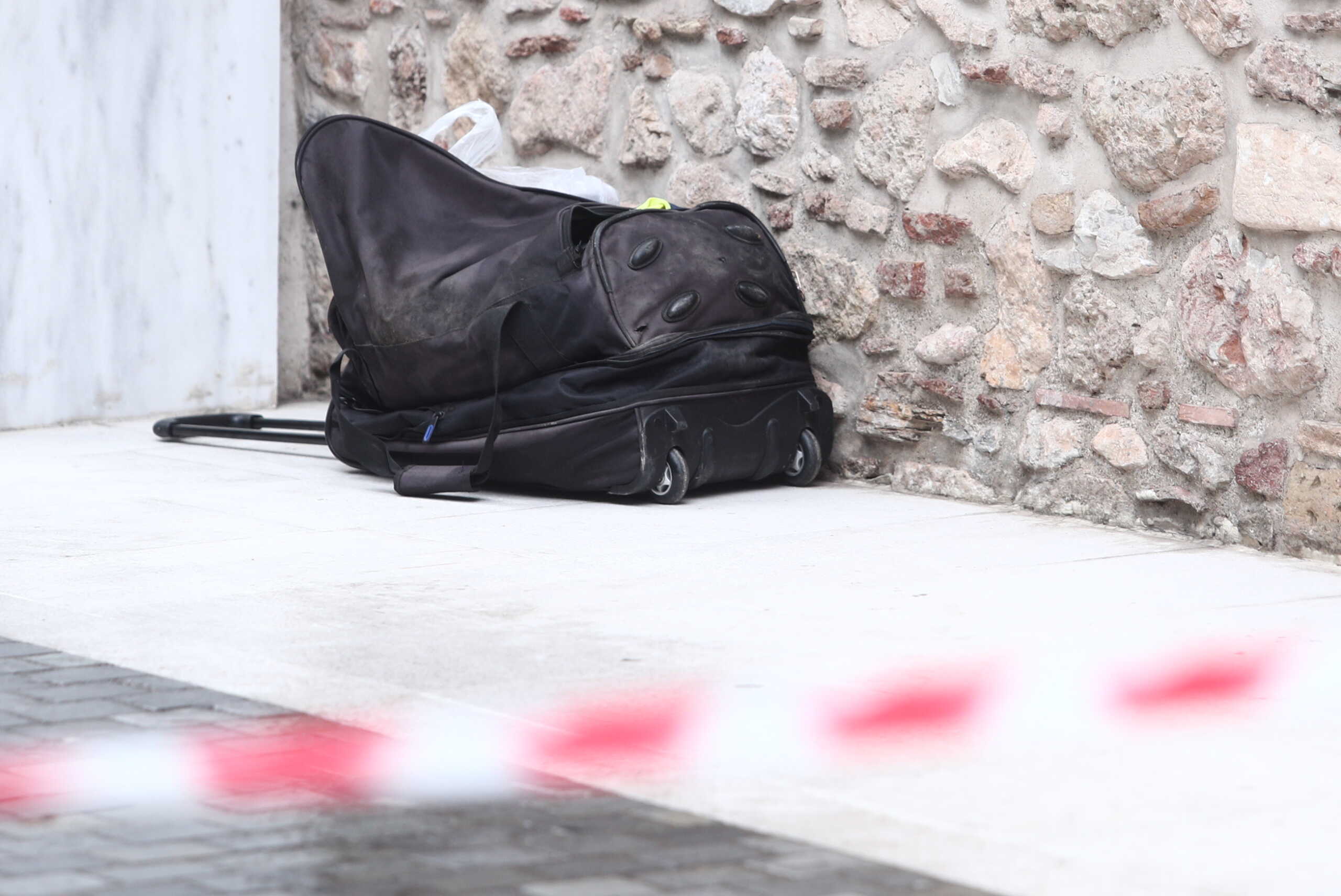 Έρευνα σε ύποπτη βαλίτσα που εντοπίστηκε έξω από ξενοδοχείο, στην οδό Μητροπόλεως, στην Αθήνα, Παρασκευή 12 Ιανουαρίου 2024. Στο σημείο έχει σπεύσει κλιμάκιο του Τμήματος Εξουδετέρωσης Εκρηκτικών Μηχανισμών και η περιοχή έχει αποκλειστεί όσο συνεχίζονται οι έρευνες. 
(ΣΩΤΗΡΗΣ ΔΗΜΗΤΡΟΠΟΥΛΟΣ

Στο σημείο έχει σπεύσει κλιμάκιο του Τμήματος Εξουδετέρωσης Εκρηκτικών Μηχανισμών και η περιοχή έχει αποκλειστεί όσο συνεχίζονται οι έρευνες.