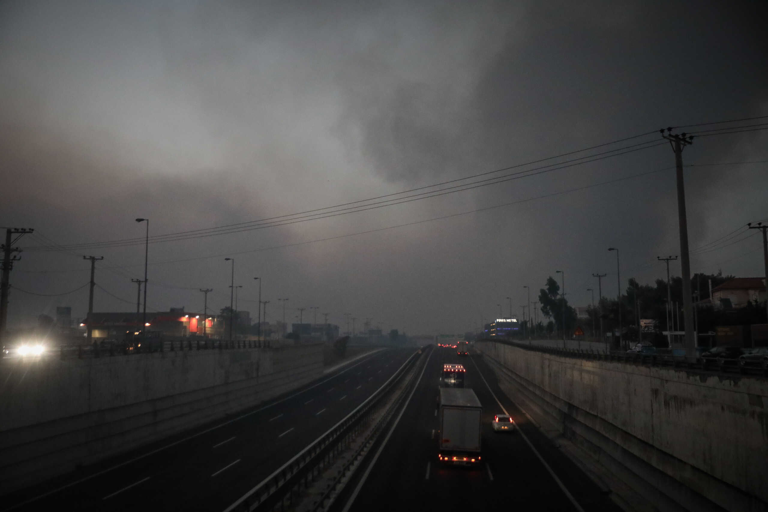 Πυρκαγιά στην Βαρυμπόπη,εθνική οδός Αθηνών-Λαμίας στους Θρακομεκεδόνες, Τρίτη 3 Αυγούστου 2021  (ΓΙΑΝΝΗΣ ΠΑΝΑΓΟΠΟΥΛΟΣ