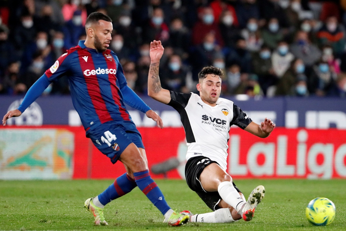 epa09652101 Valencia's Hugo Duro (R) in action against Levante's Ruben Vezo (L) during the Spanish LaLiga soccer match between Valencia CF and Levante UD held at Ciutat de Valencia stadium, in Valencia, eastern Spain, 20 December 2021.  EPA