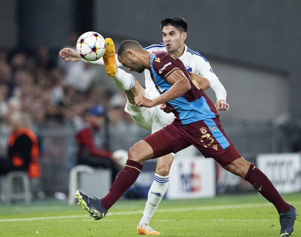 epa10124833 Copenhagen's Kevin Diks (rear) and Trabzonspor's Vitor Hugo in action during the UEFA Champions League first leg play off match between FC Copenhagen and Trabzonspor in Copenhagen, Denmark, 16 August 2022.  EPA