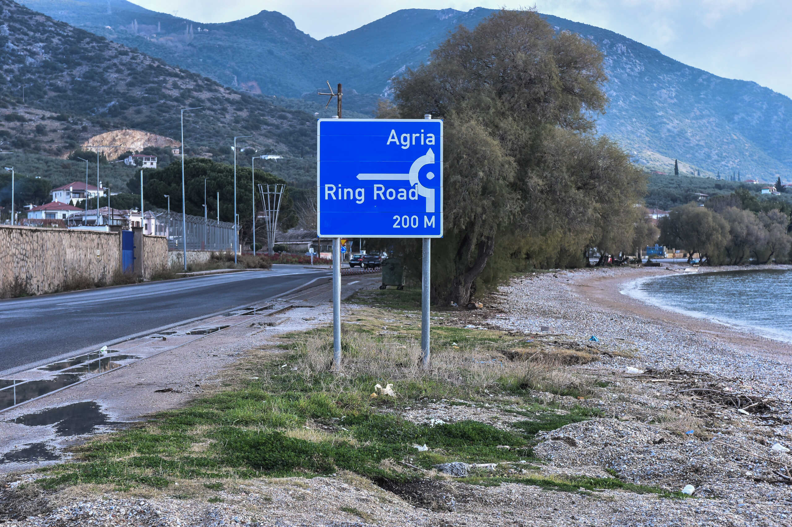 Φωτογραφία από το σημείο του δρόμου κοντά στο εργοστάσιο της ΑΓΕΤ στην Αγριά Βόλου όπου 32χρονος δολοφονήθηκε από τον 50χρονο κουνιάδο του, Τετάρτη 10 Ιανουαρίου 2024. Ο 50χρονος πυροβόλησε και σκότωσε με κυνηγετικό όπλο τον 32χρονο κουνιάδο του γιατί, όπως υποστηρίζει, εδώ και σχεδόν μια δεκαετία βίαζε την 18χρονη - σήμερα - κόρη του από τον πρώτο του γάμο. Ο δράστης, τηλεφώνησε και παραδόθηκε αυτοβούλως στους αστυνομικούς στο Βόλο λέγοντας πως το πρωί της Τρίτης (09.01.2024) είχε ενημερωθεί από την κόρη του, ότι από την ηλικία των εννέα ετών τη βίαζε, ενώ το τελευταίο χρονικό διάστημα την εκβίαζε πως θα δημοσίευε βίντεο και φωτογραφίες από τις ασελγείς πράξεις του, αποσπώντας της χρηματικά ποσά.
(ΒΑΣΙΛΗΣ ΟΙΚΟΝΟΜΟΥ
