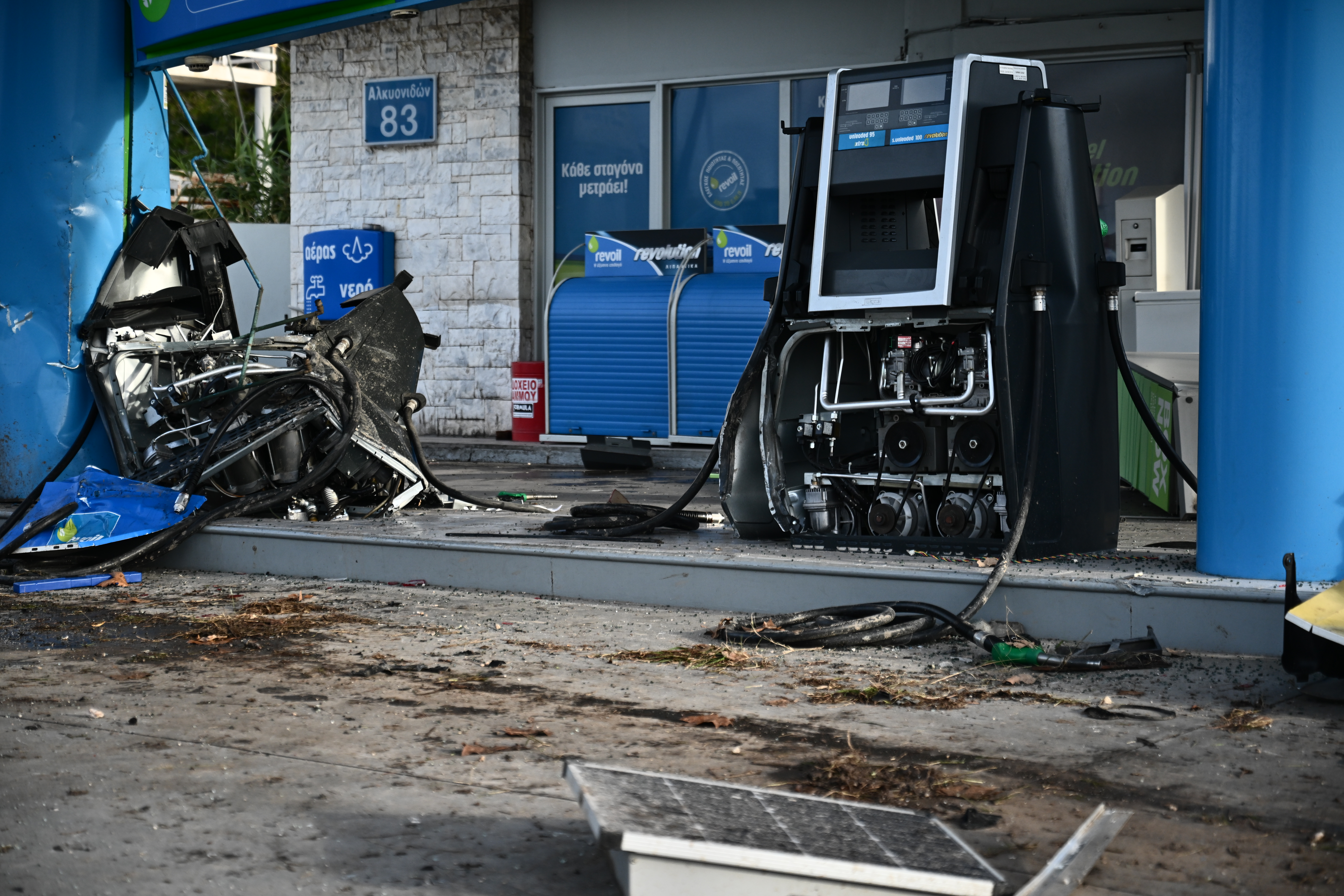 Καταστροφές σε πρατήριο καυσίμων στην Βούλα όταν αυτοκίνητο στο οποίο επέβαιναν δύο άτομα ξέφυγε από την πορεία του και έριξε τρεις αντλίες βενζίνης αλλά και τις κολώνες στήριξης του στεγάστρου του βενζινάδικου, τα ξημερώματα της Τρίτης 16 Ιανουαρίου 2024. Ευτυχώς χάρη στο σύγχρονο σύστημα ασφαλείας του πρατηρίου υγρών καυσίμων δεν υπήρξε κάποια διαρροή και έκρηξη.
 (ΚΩΣΤΑΣ ΤΖΟΥΜΑΣ