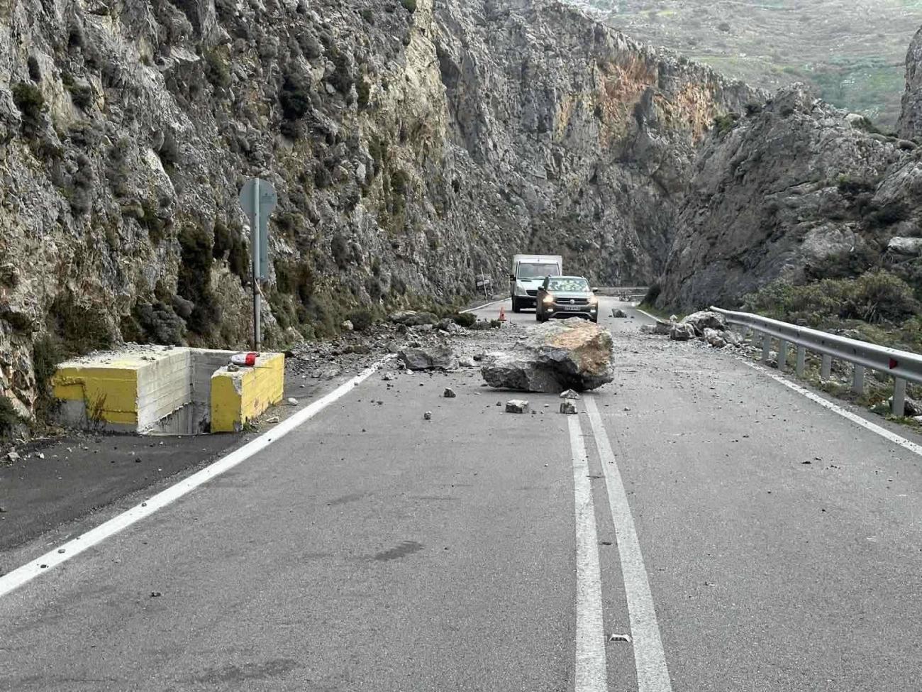 Ρέθυμνο: Αποκολλήθηκε βράχος και διέλυσε αυτοκίνητο – Σώθηκε από θαύμα ο οδηγός