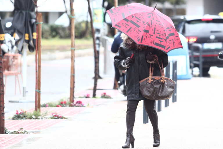 Meteo: Σφοδρές βροχές στην Κρήτη και ριπές ανέμων άνω των 100 χλμ./ώρα στο Αιγαίο