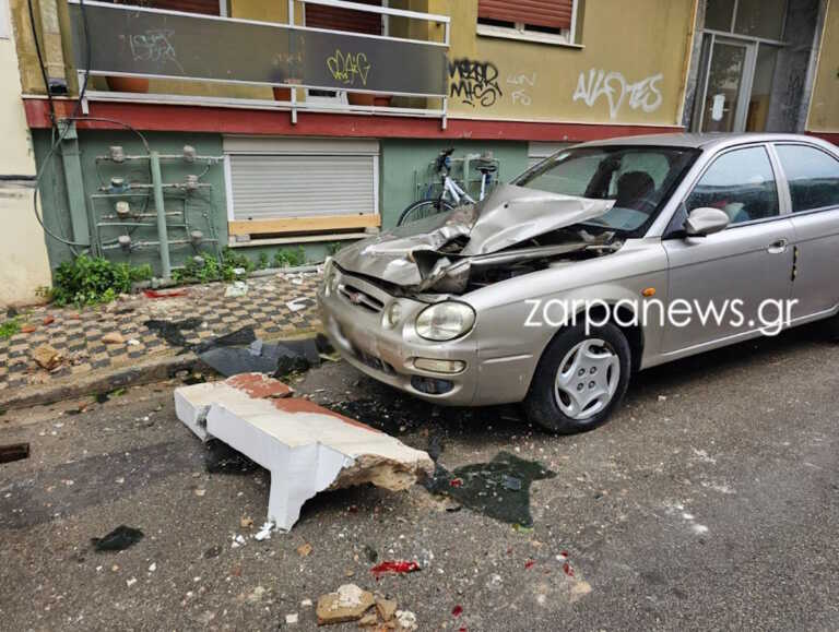 Μπαλκόνι έπεσε πάνω σε αυτοκίνητα στα Χανιά - Διαλύθηκε τουλάχιστον ένα όχημα