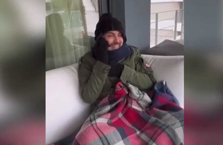 Ξεπάγιασε ο Μιχάλης Χατζηγιάννης – Έδωσε συνέντευξη από το μπαλκόνι μέσα στο κρύο