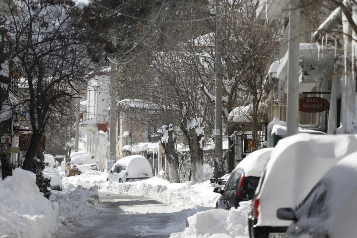 Χιονόπτωση στα Βίλια Αττικής, Δευτέρα 6 Φεβρουαρίου 2023. Σε πλήρη εξέλιξη βρίσκεται η κακοκαιρία Μπάρμπαρα, που έχει επηρεάσει τη χώρα από το βράδυ του Σαββάτου (4
(ΓΙΩΡΓΟΣ ΚΟΝΤΑΡΙΝΗΣ