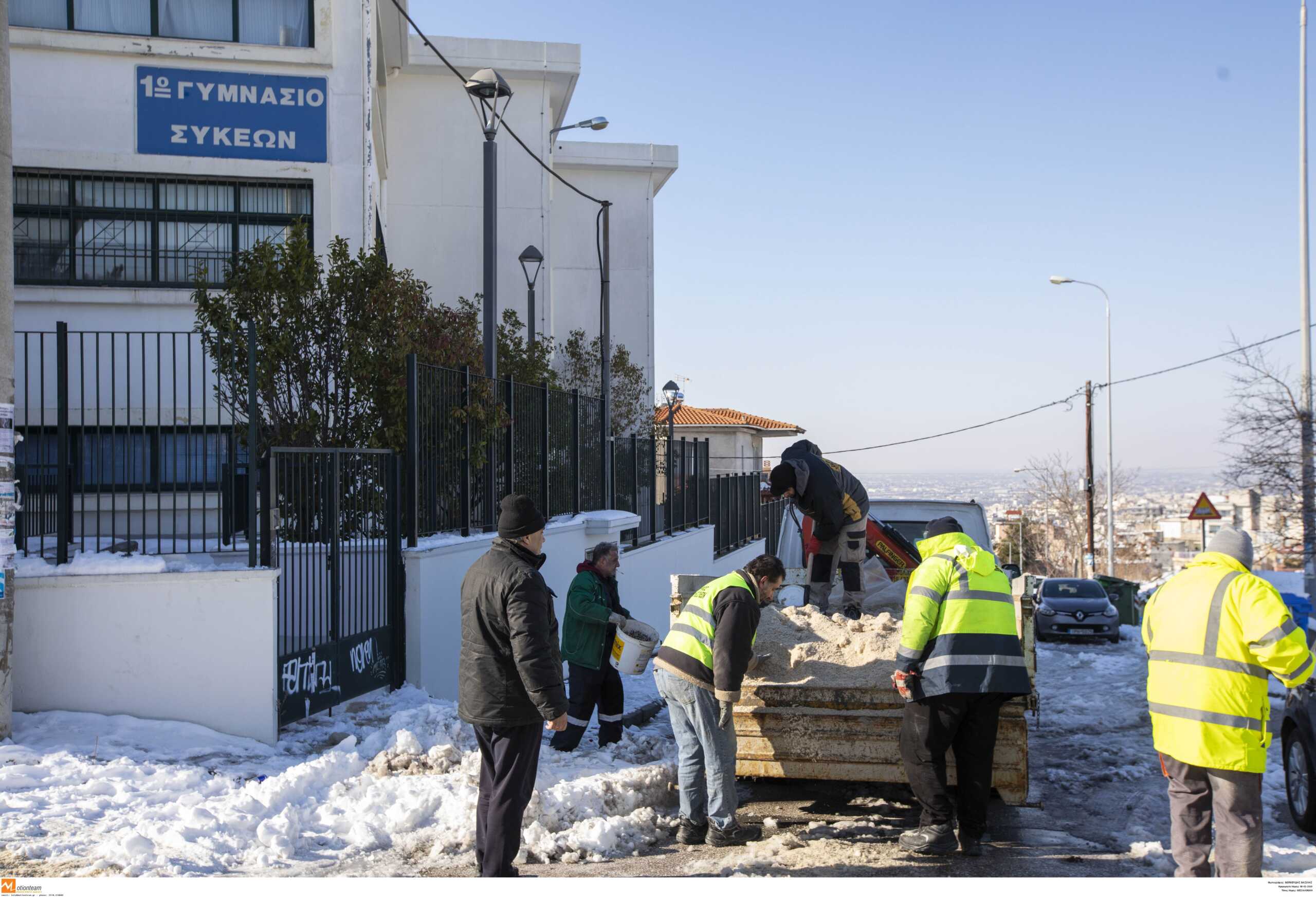 Θεσσαλονίκη: 4.000 τόνοι αλατιού και 100 εκχιονιστικά στην Περιφέρεια ενόψει του χιονιά