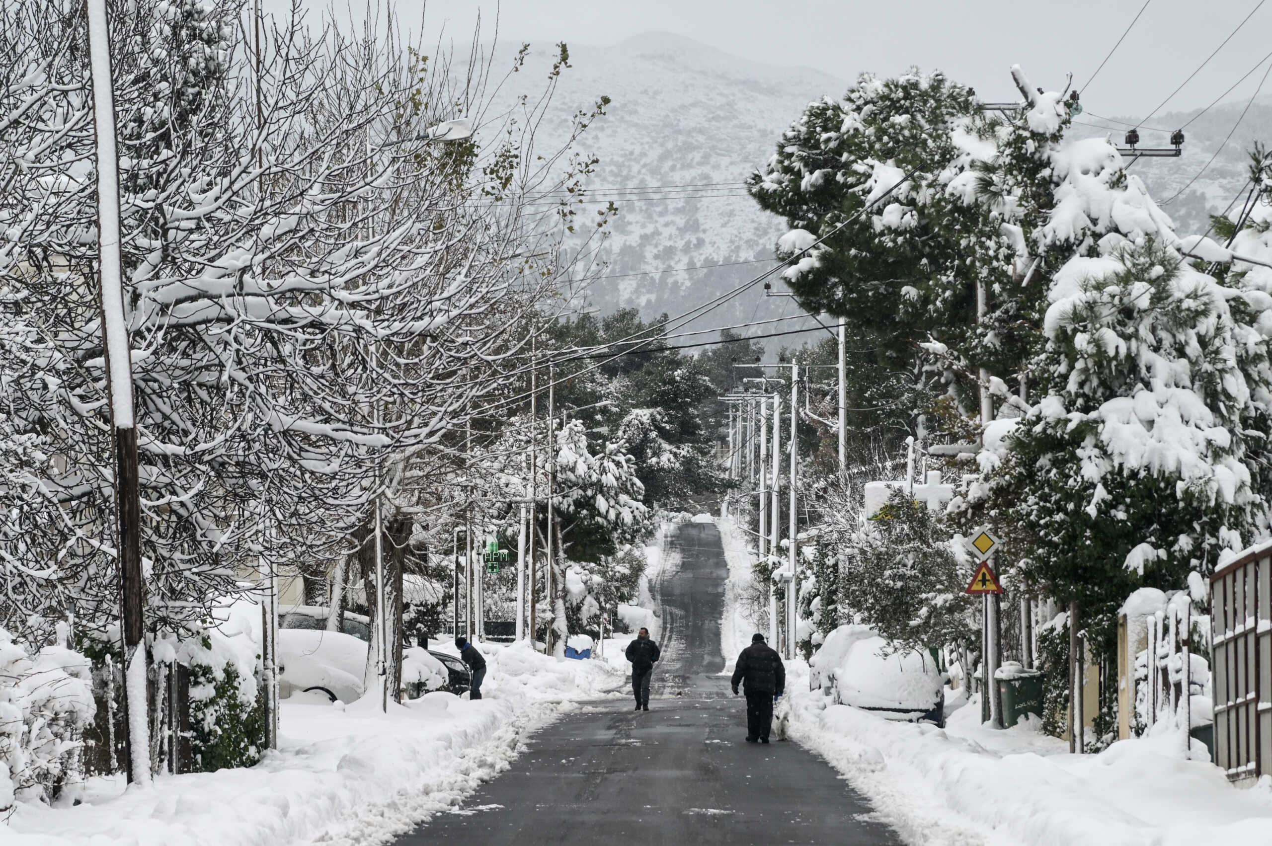 Εύβοια: Οικογένεια εγκλωβίστηκε στα χιόνια