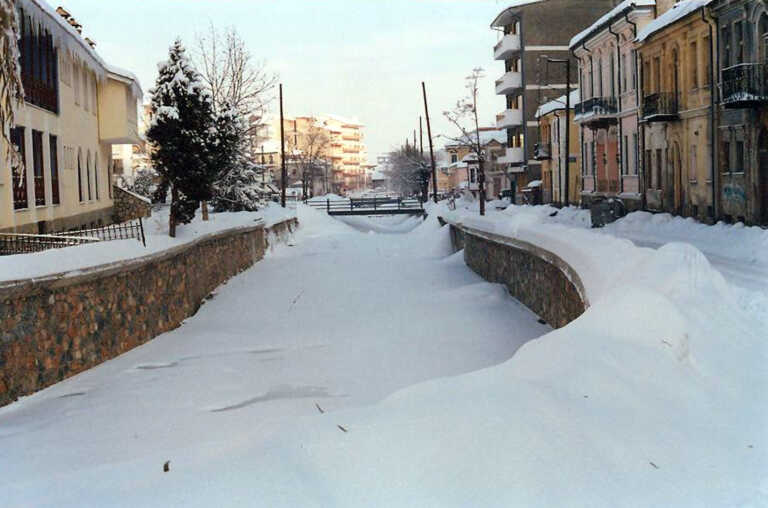 Βαρυχειμωνιά στη Φλώρινα με πυκνό χιόνι ακόμα και στο κέντρο της πόλης - Δείτε τις εικόνες από δρόμους