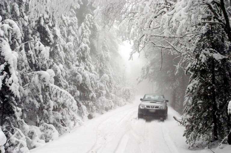 Δρόμοι - παγοδρόμια σε Κοζάνη και Πτολεμαΐδα με τα χιόνια να βάζουν δύσκολα στους οδηγούς