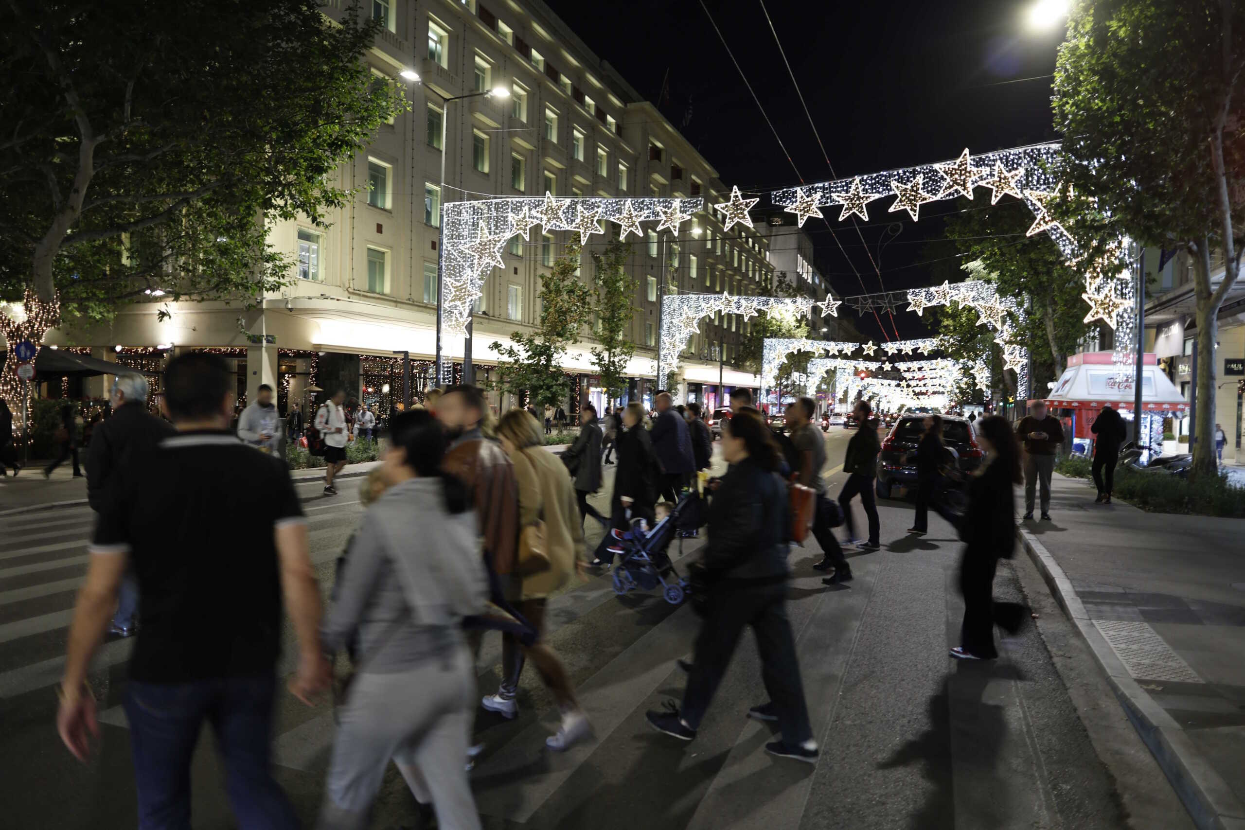 Τελετή φωταγώγησης του Χριστουγεννιάτικου Δέντρου στην πλατεία Συντάγματος, παρουσία του δημάρχου Αθηναίων Κώστα Μπακογιάννη, Πέμπτη 23 Νοεμβρίου 2023. 
(ΓΙΩΡΓΟΣ ΚΟΝΤΑΡΙΝΗΣ
