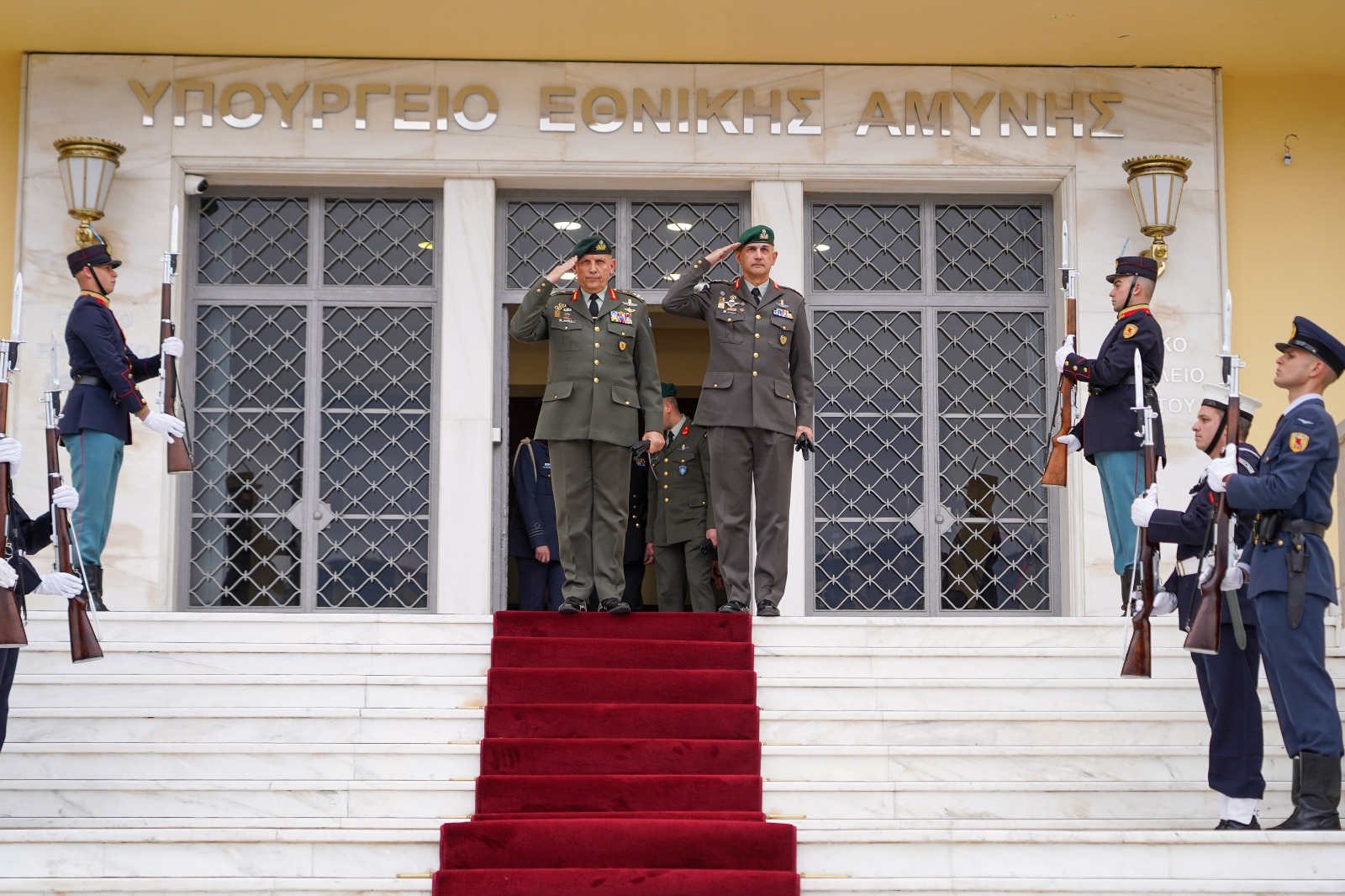 Στο στρατόπεδο «Παπάγου» ο νέος Αρχηγός ΓΕΕΘΑ Δημήτριος Χούπης – Τελετή υποδοχής από τον Κωνσταντίνο Φλώρο