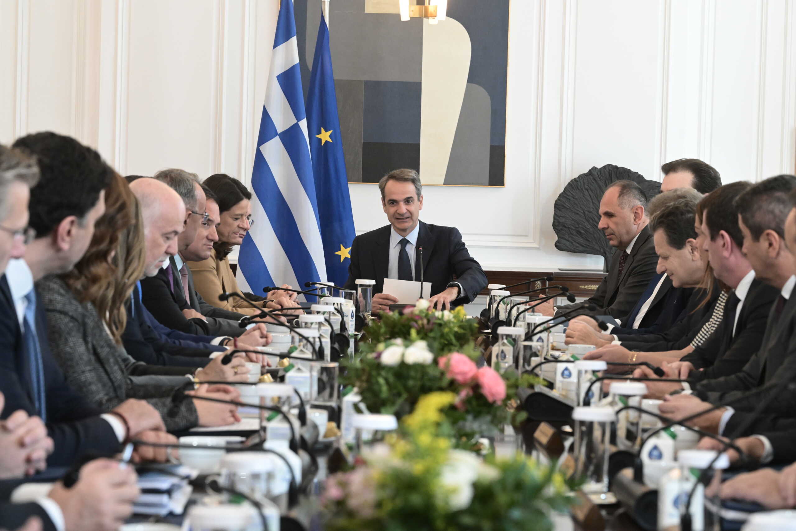 Συνεδρίαση του Υπουργικού Συμβουλίου στο Μέγαρο Μαξίμου υπό τον πρωθυπουργό Κυριάκο Μητσοτάκη, Τρίτη 9 Ιανουαρίου 2024. Στην ατζέντα της συνεδρίασης του υπουργικού συμβουλίου περιλαμβάνονταν δύο νομοσχέδια του υπουργείου Εθνικής Οικονομίας και Οικονομικών. Το ένα αφορά τη διαχείριση και τον έλεγχο του αιγιαλού και των παραλιών, ενώ το δεύτερο την ενσωμάτωση στο εθνικό δίκαιο της κοινοτικής οδηγίας, η οποία καθιερώνει ελάχιστο φορολογικό συντελεστή 15% στα κέρδη των πολυεθνικών εταιρειών. Επίσης συζητήθηκε  η πρόταση δημιουργίας της "Νέος ΟΣΕ ΑΕ" από τον υπουργό Υποδομών και Μεταφορών Χρήστο Σταϊκούρα. 
(ΤΑΤΙΑΝΑ ΜΠΟΛΑΡΗ
