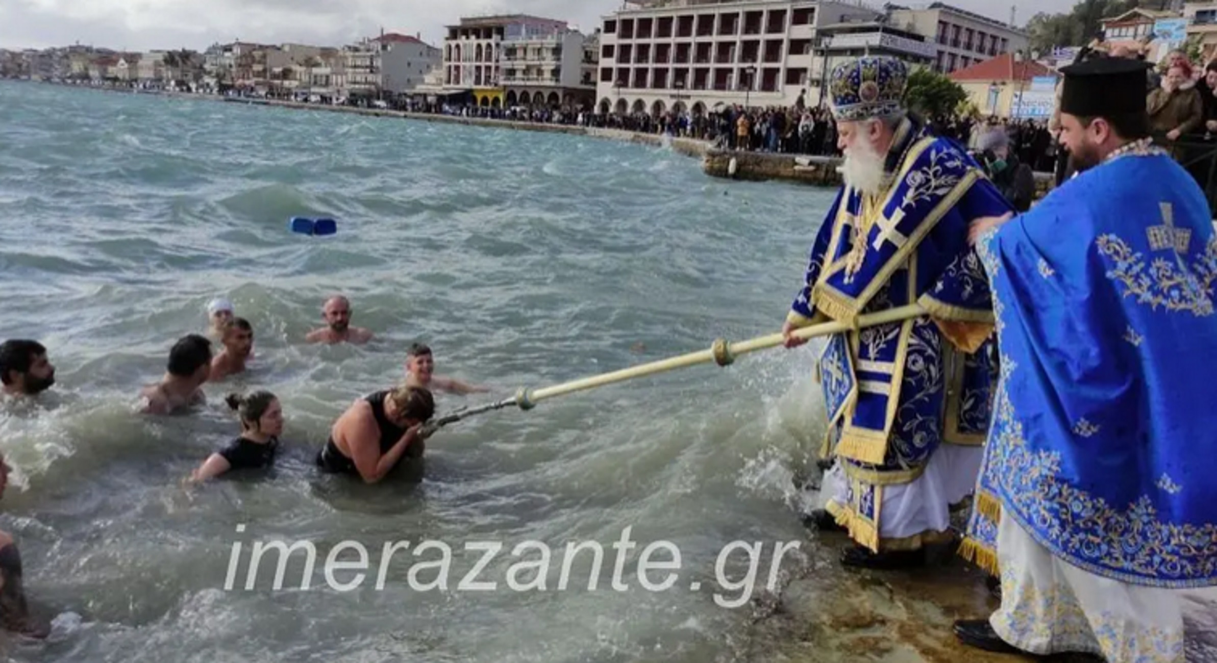 Ζάκυνθος: Η συγκίνηση της γυναίκας που έπιασε τον Τίμιο Σταυρό στα Θεοφάνεια