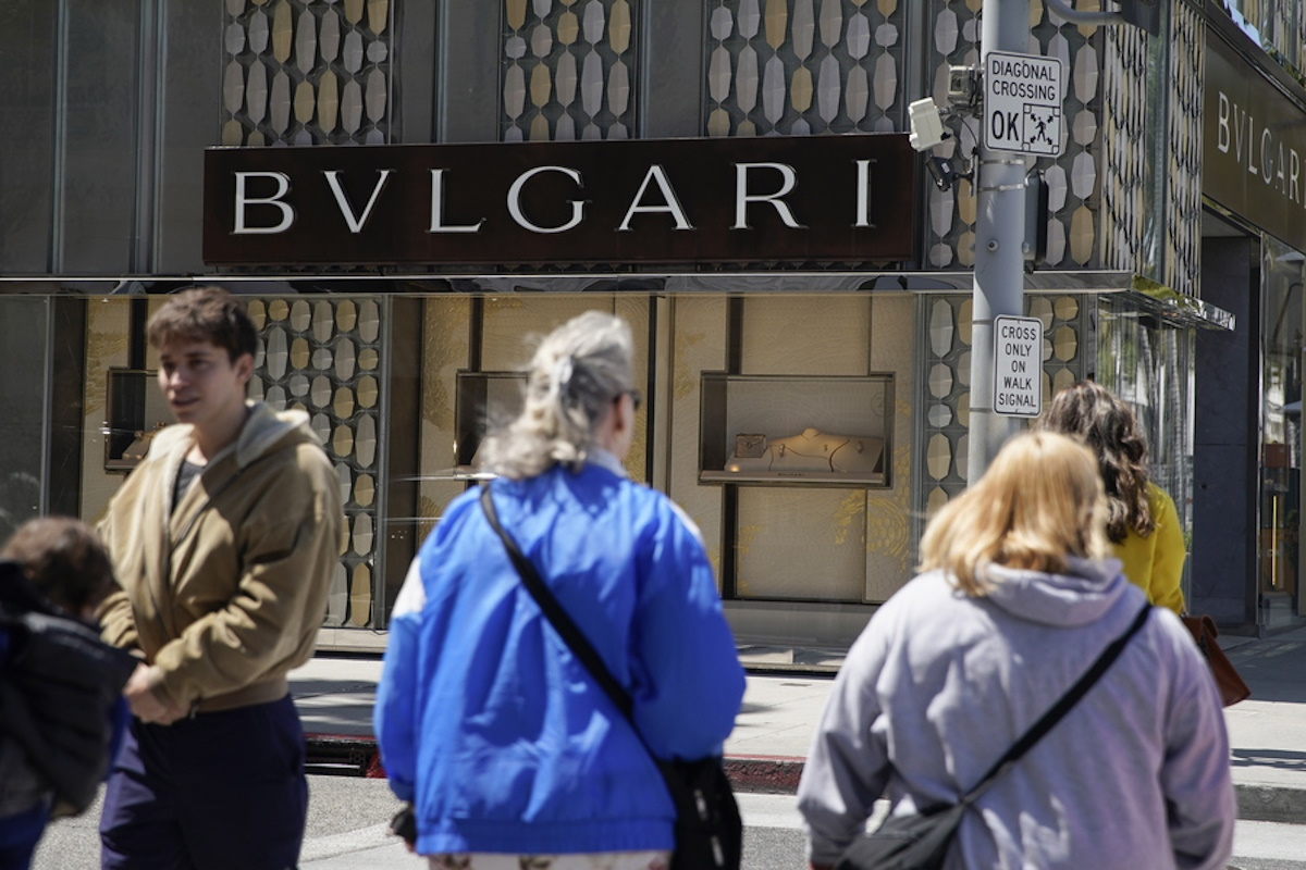 epa10605335 Peole walk by a Bulgari store on Rodeo Drive in Beverly Hills, California, USA, 02 May 2023. Despite ongoing fears of a recession, both LVMH and Hermes, reported increases in their quarter one sales for this year.  EPA