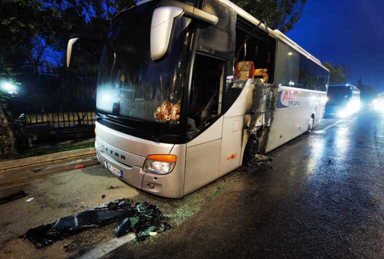 Σοβαρά επεισόδια έξω από το ΑΠΘ και τη Γεωπονική Αθηνών – Μολότοφ, καμένα αυτοκίνητα και λεωφορεία