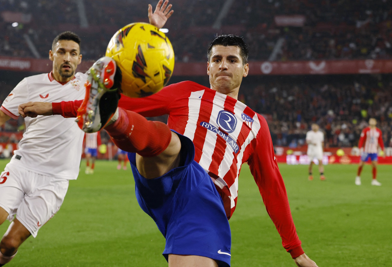 Soccer Football - LaLiga - Sevilla v Atletico Madrid - Estadio Ramon Sanchez Pizjuan, Seville, Spain - February 11, 2024 Atletico Madrid's Alvaro Morata in action with Sevilla's Jesus Navas REUTERS