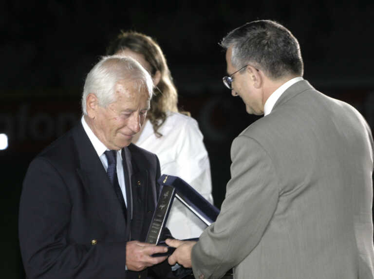 Η ΑΕΚ τιμά τον Ανδρέα Σταματιάδη με το μετάλλιο τιμής του συλλόγου