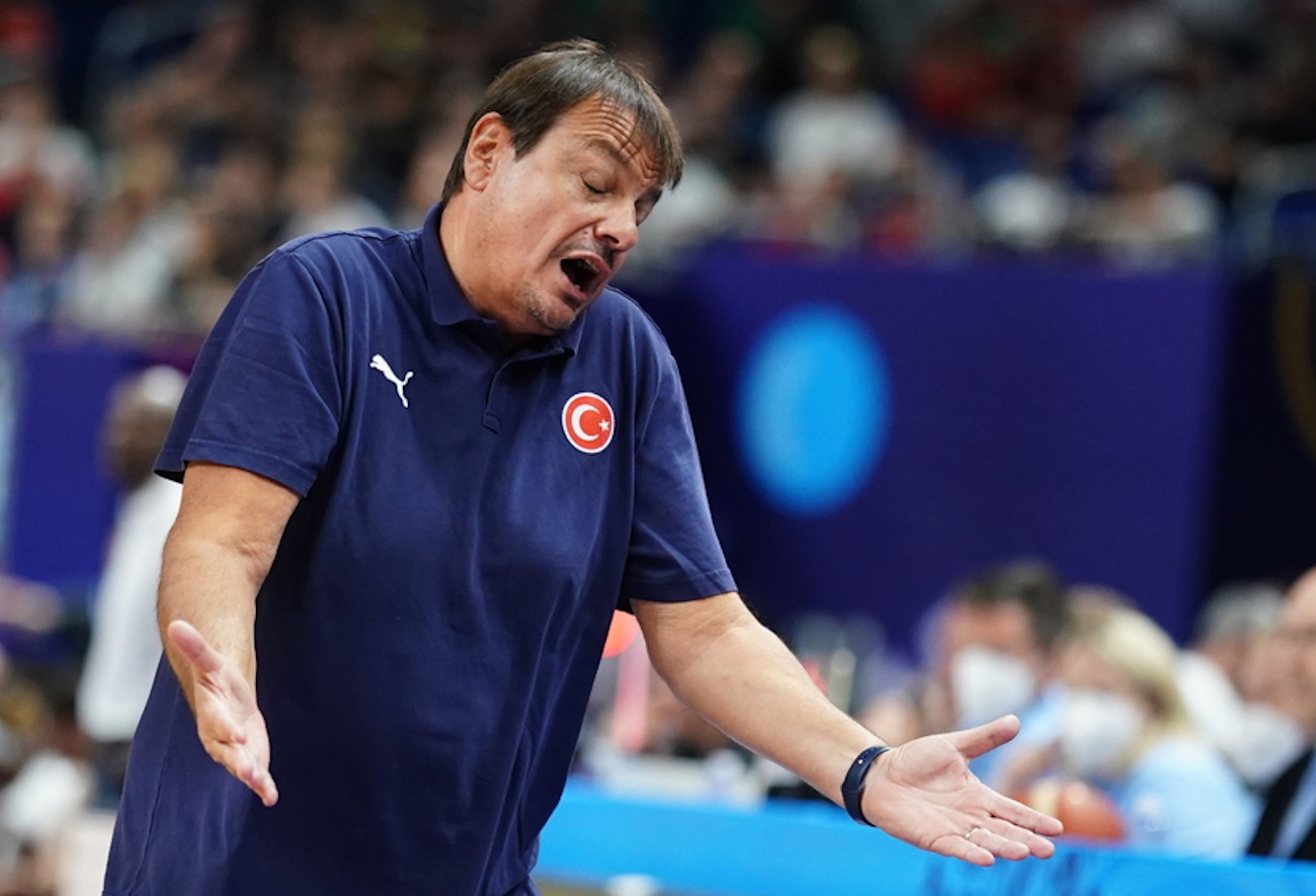 epa10175220 Turkey’s head coach Ergin Ataman gestures during the FIBA EuroBasket 2022 Round of 16 match between Turkey and France at EuroBasket Arena Berlin, in Berlin, Germany, 10 September 2022.  EPA