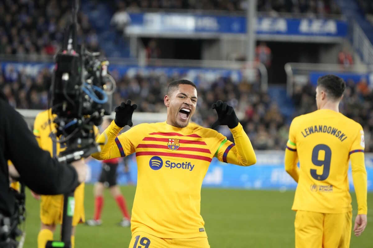 epa11124433 FC Barcelona's Brazilian striker Vitor Roque celebrates after scoring during a Spanish LaLiga EA Sports soccer match between Deportivo Alaves and FC Barcelona at Mendizorrotza stadium in Vitoria, Basque Country, northern Spain, 03 February 2024.  EPA